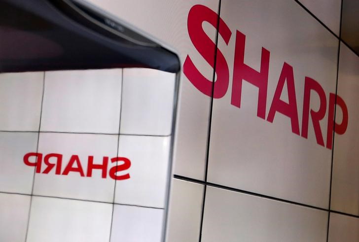 © Reuters. A logo of Sharp Corp is pictured at CEATEC JAPAN 2016 at the Makuhari Messe in Chiba