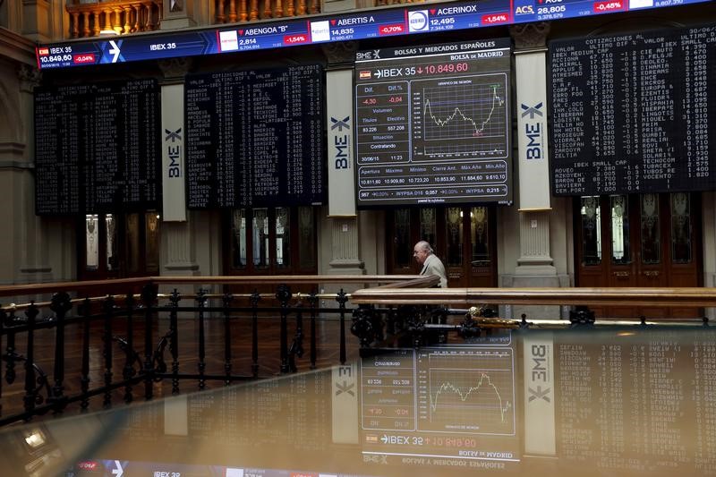 © Reuters. El Ibex cae ligeramente en la apertura, lastrado por banca y energía