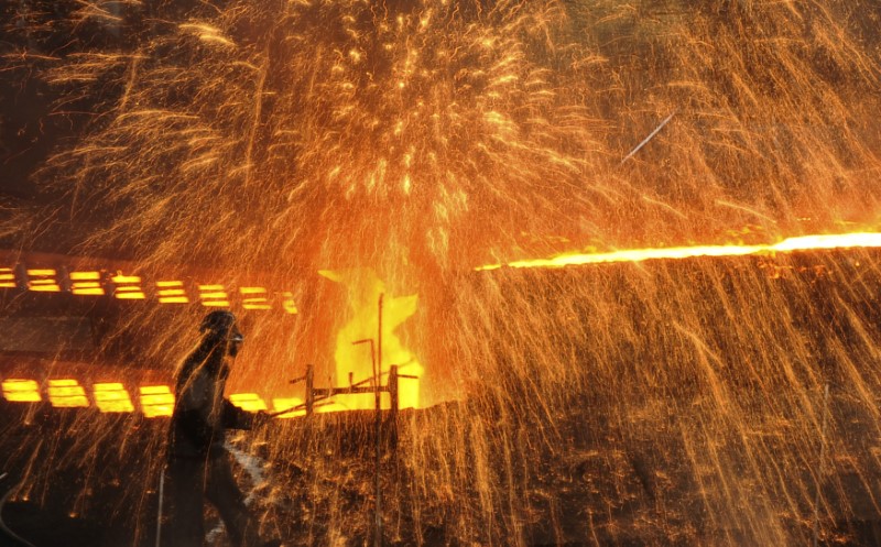 © Reuters. A labourer works at a steel factory in Dalian