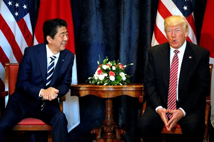 © Reuters. Presidente dos Estados Unidos, Donald Trump, ao lado de primeiro-ministro do Japão, Shinzo Abe, durante encontro do G7 em Taormina, na Itália