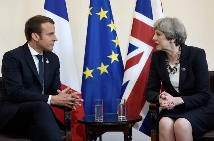 © Reuters. Primeira-ministra britânica, Theresa May, e presidente da França, Emmanuel Macron, durante encontro do G7 em Taormina, na Itália