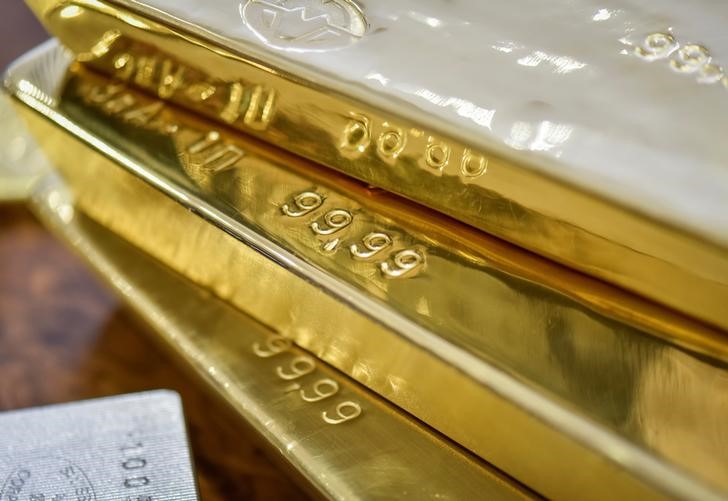 © Reuters. Gold bars are seen at the Kazakhstan's National Bank vault in Almaty