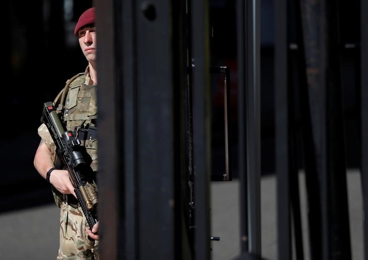 © Reuters. الأحزاب البريطانية تستأنف حملاتها واستمرار التأهب الأمني