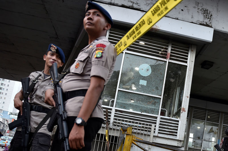 © Reuters. Policiais ao lado do terminal de ônibus Kampung Melayu, local de ataques suicidas, em Jacarta, na Indonésia