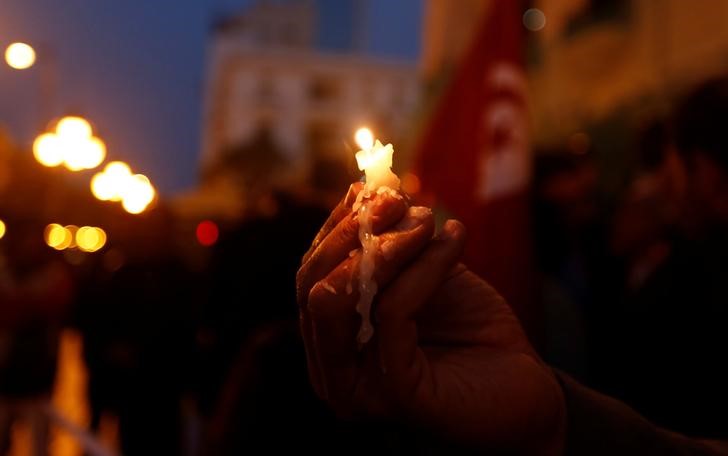 © Reuters. Homem segura vela em protesto contra ataque anterior à igrejas cristãs no Egito