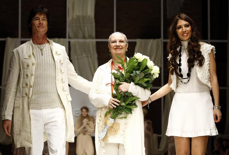 © Reuters. Designer italiana Laura Biagiott durante desfile em Milão