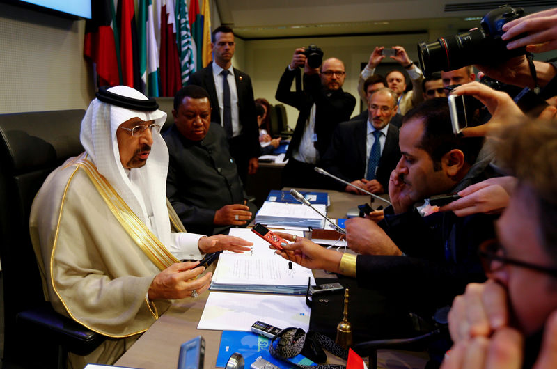 © Reuters. FILE PHOTO: Saudi Arabia's Energy Minister al-Falih and OPEC Secretary General Barkindo talk to journalists before an OPEC meeting in Vienna
