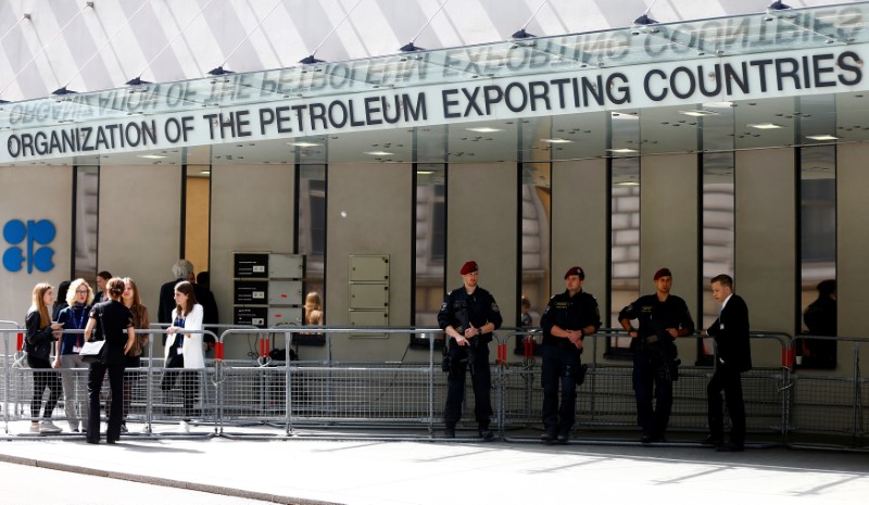 © Reuters. Austrian police officers and journalists wait outside the OPEC headquarters in Vienna