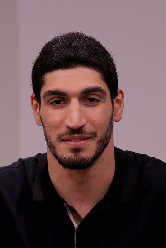 © Reuters. FILE PHOTO - Turkish NBA player Kanter speaks about the revocation of his Turkish passport and return to the United States in New York