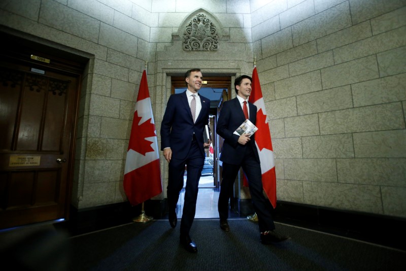 © Reuters. Canada's Finance Minister Morneau shakes hands with  Treasury Board President Brison after delivering the federal budget in Ottawa