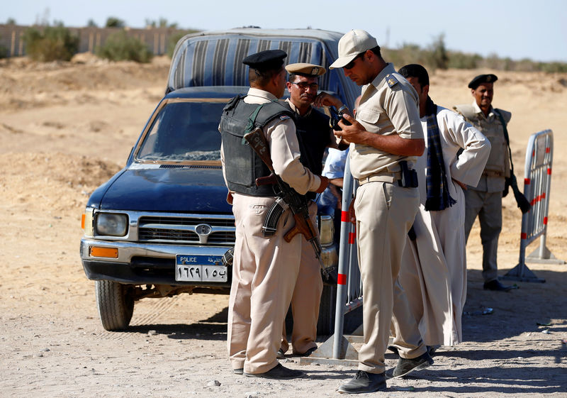 © Reuters. Guardas de segurança em local de ataque que deixou ao menos 26 mortos em Minya, no Egito