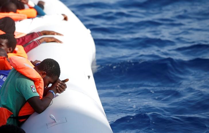 © Reuters. Imigrantes durante operação de resgate no Mar Mediterrâneo