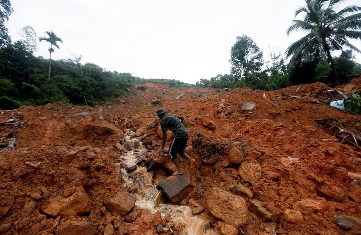 © Reuters. Local de deslizamentos de terra no vilarejo de Bellana, no Sri Lanka