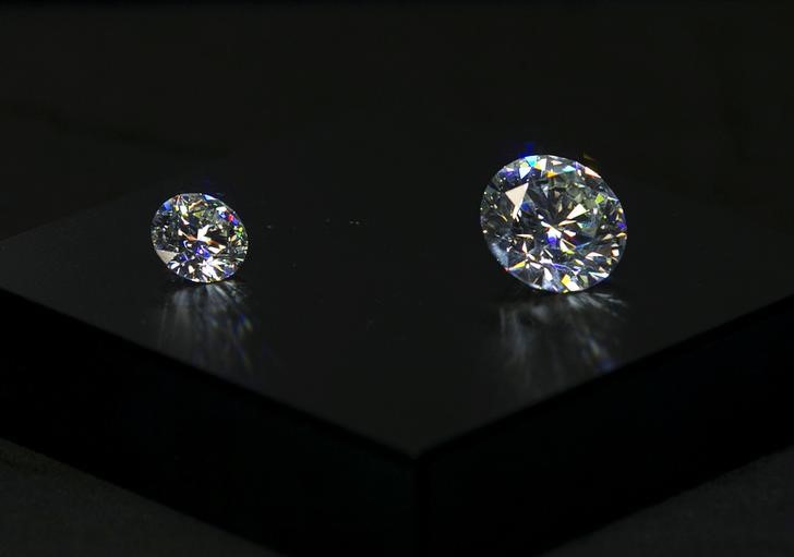 © Reuters. Diamonds by Alrosa, a Russian diamond mining company, are displayed on the opening day of the sixth International Diamond Week at the Diamond Exchange in Ramat Gan, Israel