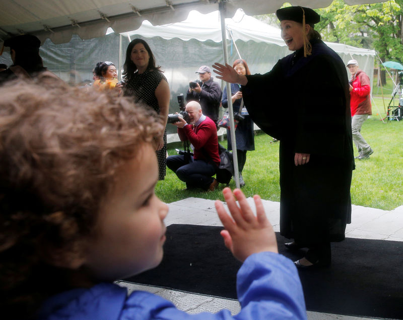 © Reuters. Former U.S. Secretary of State Hillary Clinton arrives for Commencement at Wellesley College in Wellesley