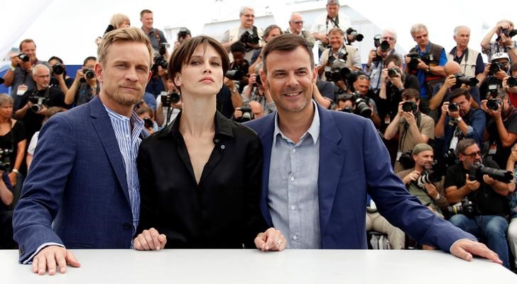 © Reuters. Diretor François Ozon (E) e elenco do filme "L'Amant Double" em Cannes