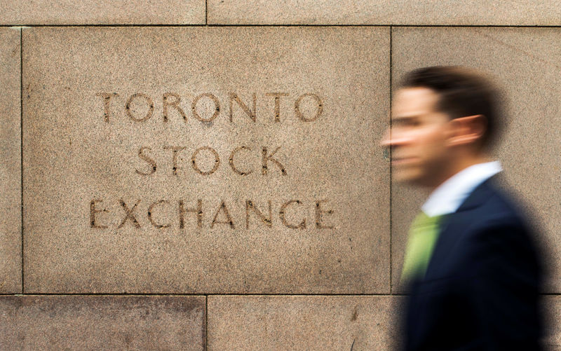© Reuters. FILE PHOTO - A man walks past an old Toronto Stock Exchange sign in Toronto