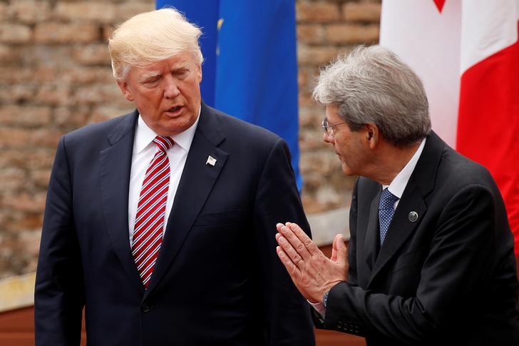 © Reuters. O primeiro-ministro da Itália, Paolo Gentiloni (à direita) com o presidente norte-americano Donald Trump em encontro da cúpula do G7 na Sícilia, Itália