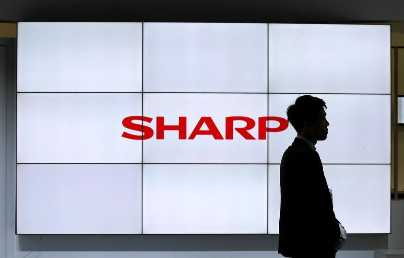 © Reuters. Logo da Sharp em exposição de tecnologia no Japão