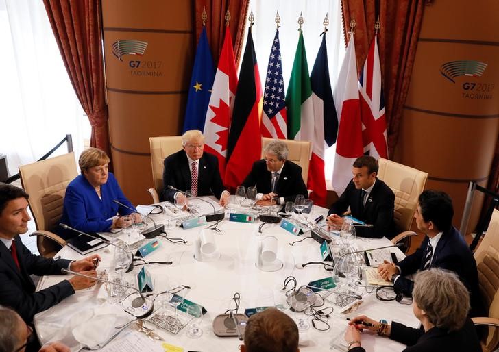 © Reuters. Líderes do G7 em mesa de negociação do grupo