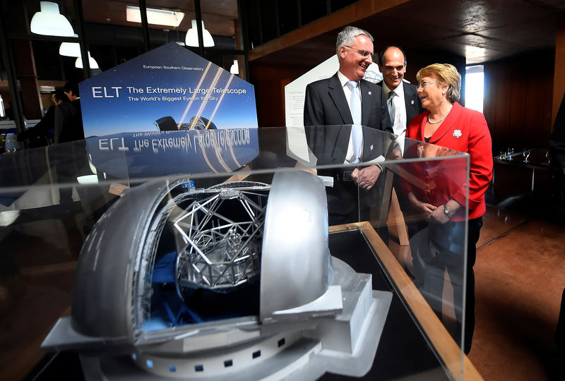 © Reuters. Chile's President Bachelet and Director General of the European Southern Observatory De Zeeuw are seen next to a scale model of the world's largest telescope