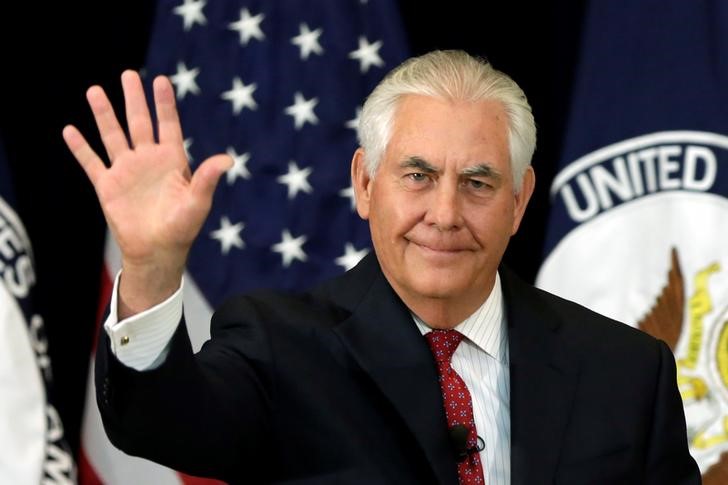 © Reuters. Tillerson acena em Washington