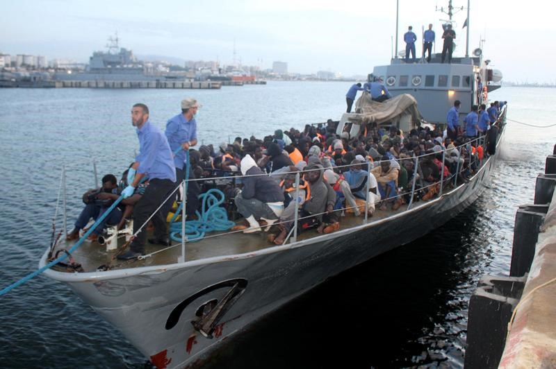 © Reuters. نجاة عشرات المهاجرين بعد تشبثهم بقاربهم الغارق ليومين قبالة ساحل ليبيا