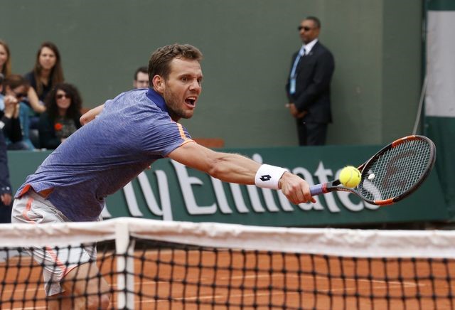 © Reuters. Tennis - French Open - Roland Garros - Paul-Henri Mathieu of France v Roberto Bautista Agust of Spain