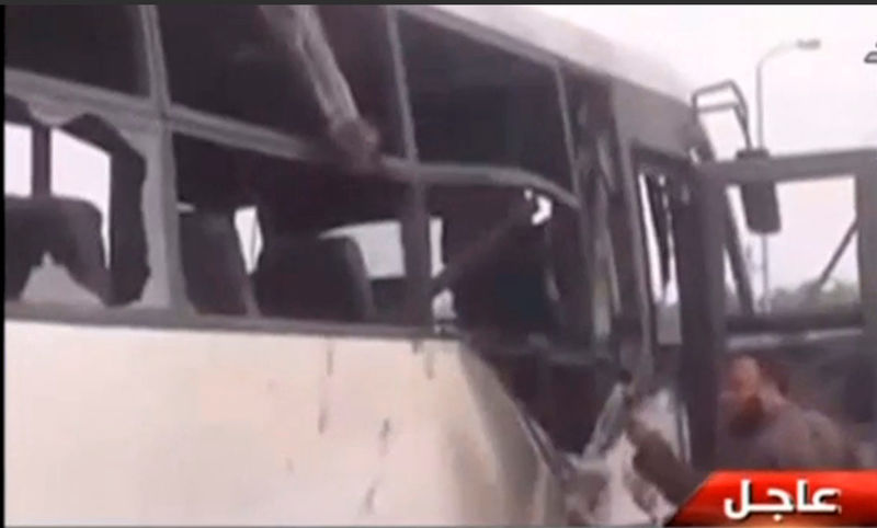 © Reuters. Consecuencias del ataque contra un autobus que llevaba cristianos coptos en la Provincia de Minya, Egipto.