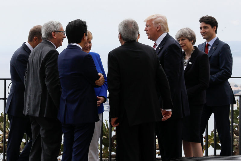 © Reuters. Líderes del G7 se reúnen para asistir a la Cumbre en Taormina, Sicilia, Italia.