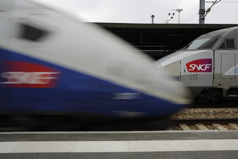 © Reuters. LE TGV VA CHANGER DE NOM ET DEVENIR "INOUI"