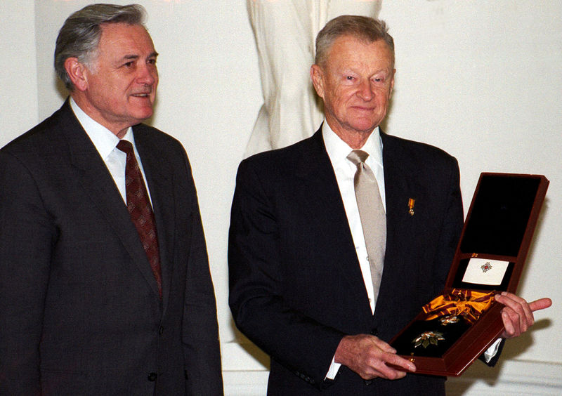 © Reuters. FILE PHOTO - Prominent American potitical scientist Zbigniew Brzezinski holds the Grand Duke Gediminas medal as Lithuanian President Valdas Adamkus looks on after an awarding ceremony