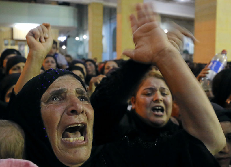 © Reuters. Relatives of victims of an attack that killed at least 28 Coptic Christians on Friday react at the funeral in Minya