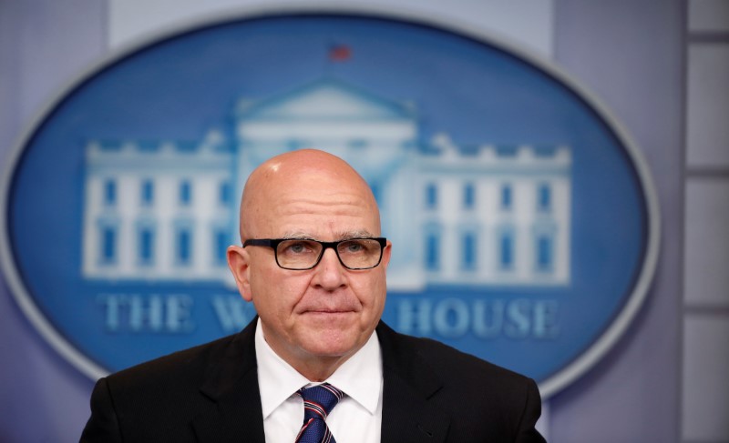 © Reuters. McMaster speaks to reporters in the White House briefing room in Washington