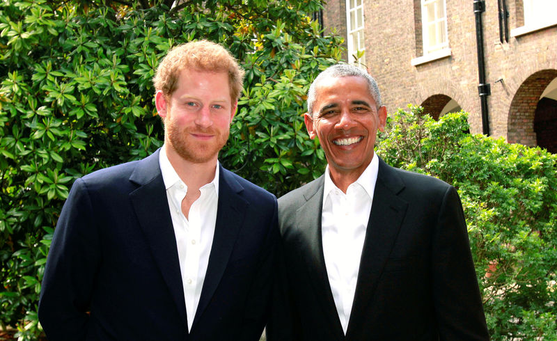 © Reuters. Britain's Prince Harry poses with former U.S. President Barack Obama following a meeting at Kensington Palace in a handout photo issued by Kensington Palace, in London