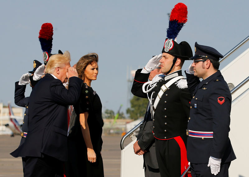 © Reuters. U.S. President Trump salutes before boarding Air Force One along with first lady Melania Trump at Sigonella Air Force Base in Sigonella