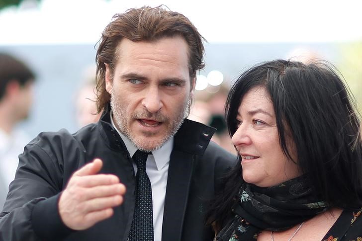 © Reuters. Ator Joaquim Phoenix e diretora Lynne Ramsay em Cannes