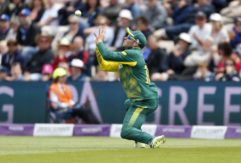 © Reuters. South Africa's David Miller takes a catch to dismiss England's Ben Stokes (not pictured)