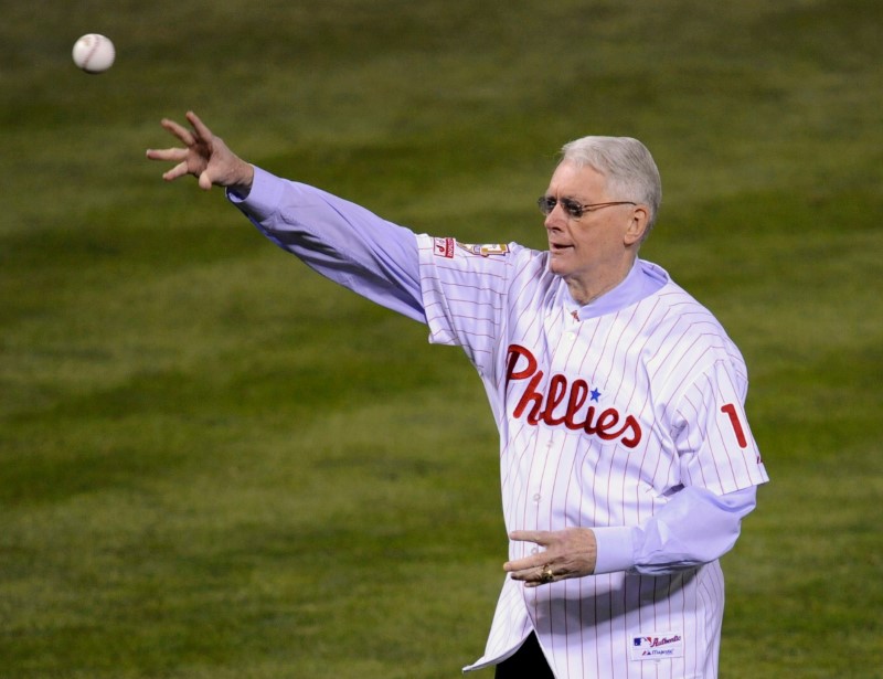 © Reuters. FILE PHOTO --  Former Philadelphia Phillies pitcher Jim Bunning throws out the ceremonial first pitch before Game 5 in Philadelphia