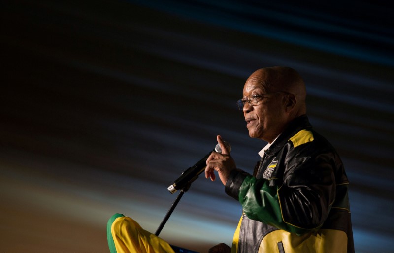 © Reuters. President Jacob Zuma addresses crowds gathered to celebrate his 75th birthday in Kliptown