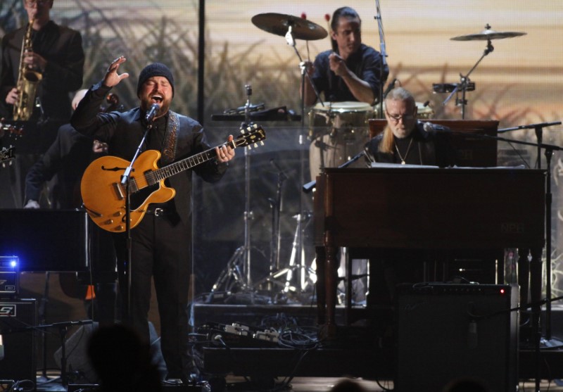 © Reuters. The Zac Brown Band performs "Georgia on My Mind" with Greg Allman at the 45th Country Music Association Awards in Nashville