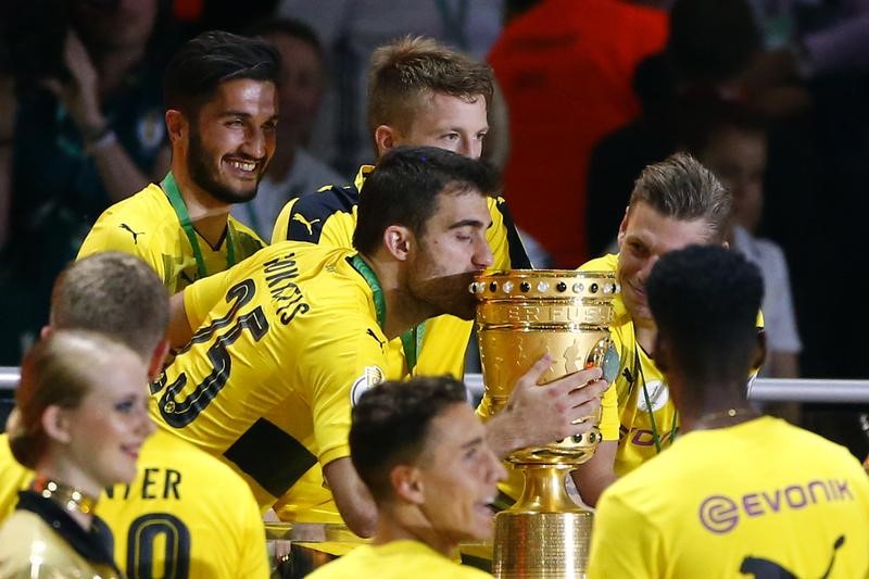 © Reuters. دورتموند يضع حدا لنحسه في كأس ألمانيا في رابع محاولة