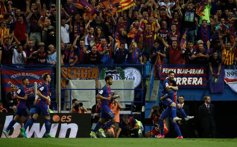© Reuters. Lionel Messi celebra con Neymar el primer tanto del Barcelona en la final de la Copa del Rey