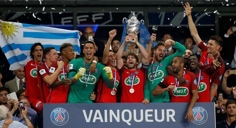 © Reuters. هدف عكسي يمنح باريس سان جيرمان لقبه 11 في كأس فرنسا