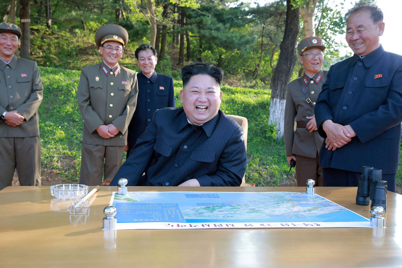 © Reuters. FILE PHOTO : North Korean leader Kim Jong Un inspects the intermediate-range ballistic missile Pukguksong-2's launch test