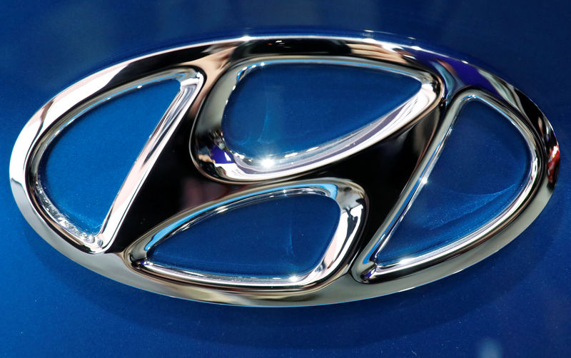 © Reuters. FILE PHOTO: Hyundai logo is seen at the 2017 New York International Auto Show in New York