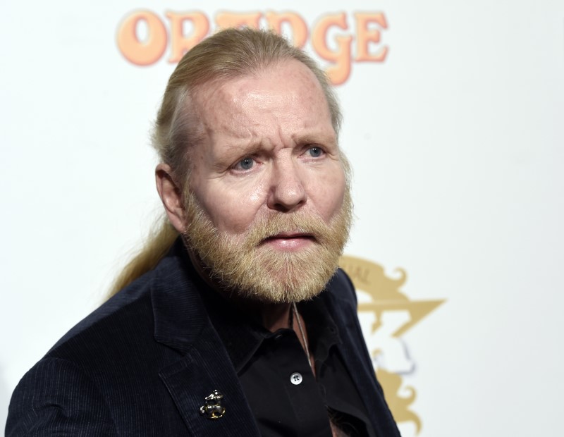 © Reuters. Gregg Allman posa durante la décimo premiación anual "Classic Rock Roll of Honor" en Los Ángeles en 2014.