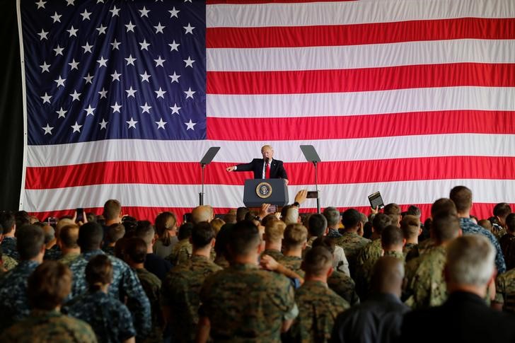 © Reuters. El presidente Donald Trump, durante un discurso ante militares estadounidenses en la estación naval de Sigonella tras una cumbre del G7 en Sicilia