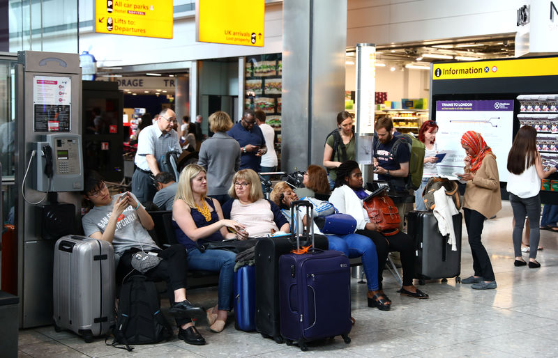 © Reuters. British Airways reanuda los vuelos desde Gatwick y Heathrow tras fallo informático