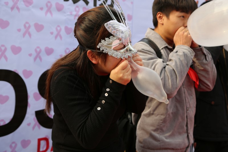 © Reuters.  Boom del condón y política de natalidad: una extraña pareja en China